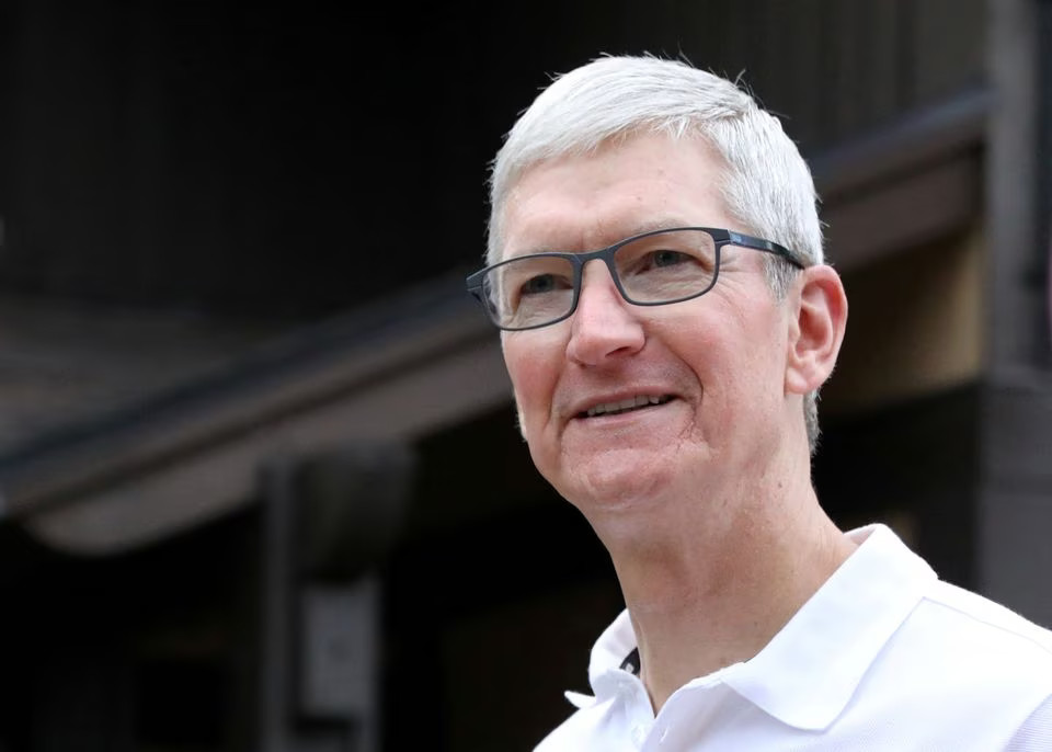 Tim Cook gives priceless reaction at seeing Macintosh Classic machine after opening first Apple India: US Pioneer Global VC DIFCHQ Riyadh UAE-Singapore Norway Swiss Our Mind