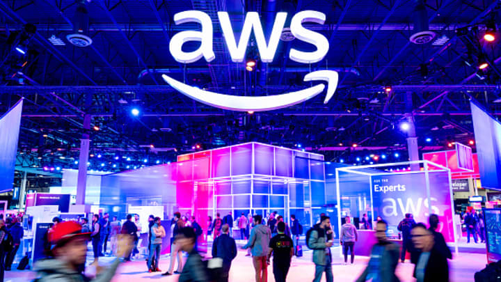 Amazon is doubling value of credits for some startups to build on AWS as Microsoft cloud gains ground : US Pioneer Global VC DIFCHQ NYC India Singapore – Riyadh Norway Our Mind